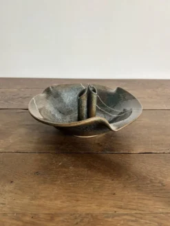 Coupe pique-fleurs en grès signée – Céramique vintage