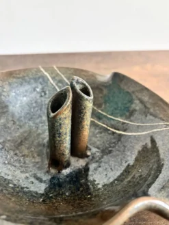Coupe pique-fleurs en grès signée – Céramique vintage