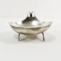 Coupe, plat en métal argenté de style moderniste, Danemark, années 1960