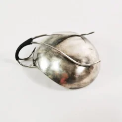 Coupe, plat en métal argenté de style moderniste, Danemark, années 1960