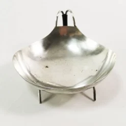 Coupe, plat en métal argenté de style moderniste, Danemark, années 1960