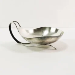 Coupe, plat en métal argenté de style moderniste, Danemark, années 1960