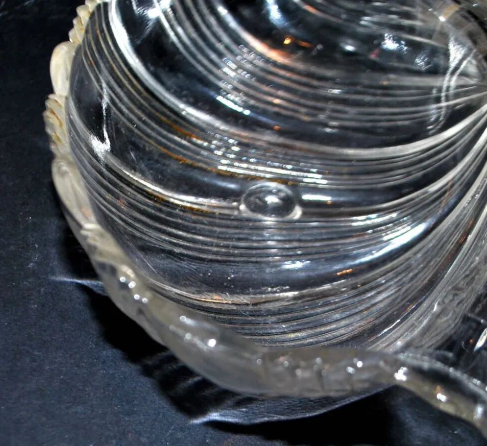 Coupe polylobée art nouveau en verre moulé forme coquille 1900-1910
