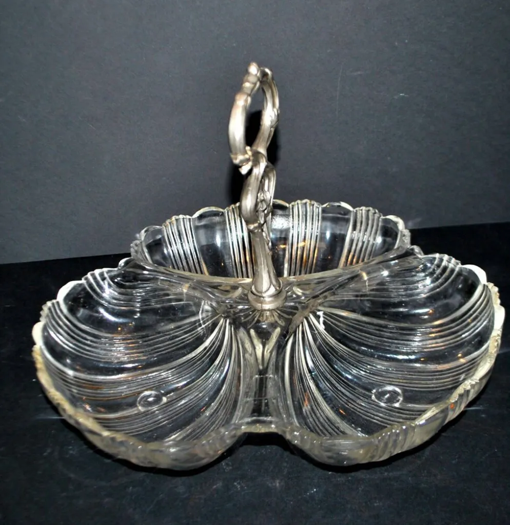 Coupe polylobée art nouveau en verre moulé forme coquille 1900-1910