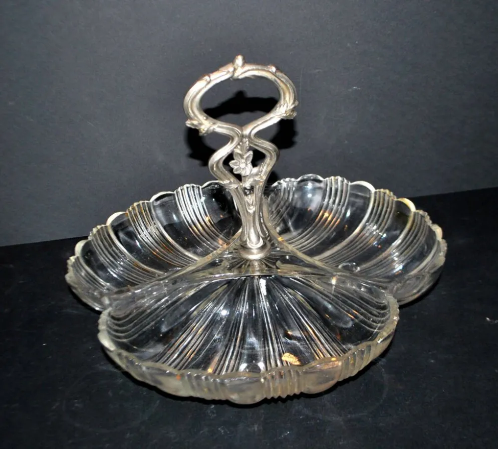 Coupe polylobée art nouveau en verre moulé forme coquille 1900-1910