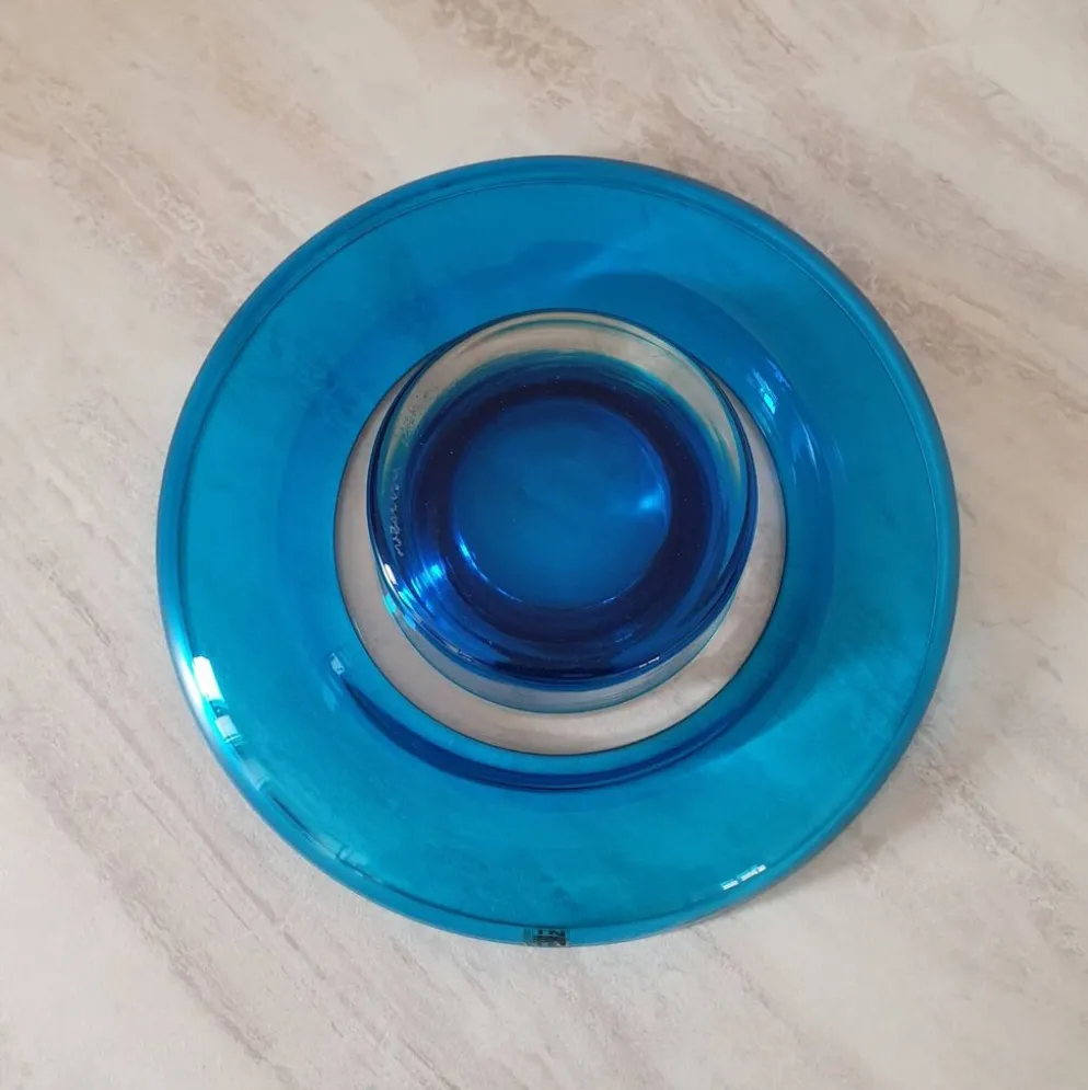 Coupe ronde en verre bleu Murano par Venini / signé