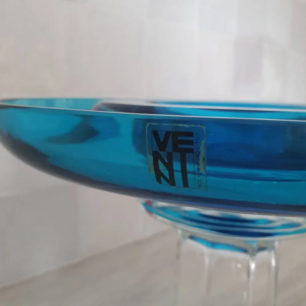 Coupe ronde en verre bleu Murano par Venini / signé