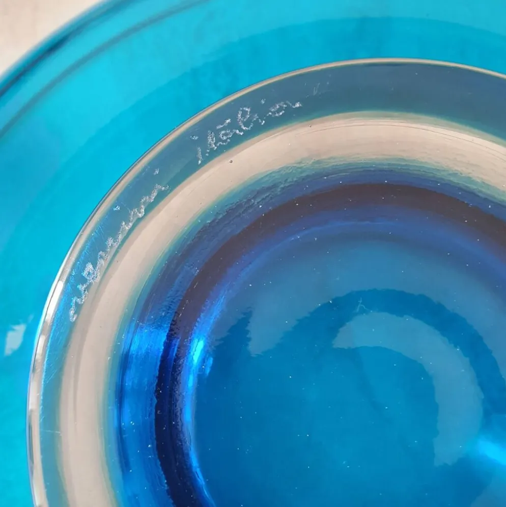 Coupe ronde en verre bleu Murano par Venini / signé