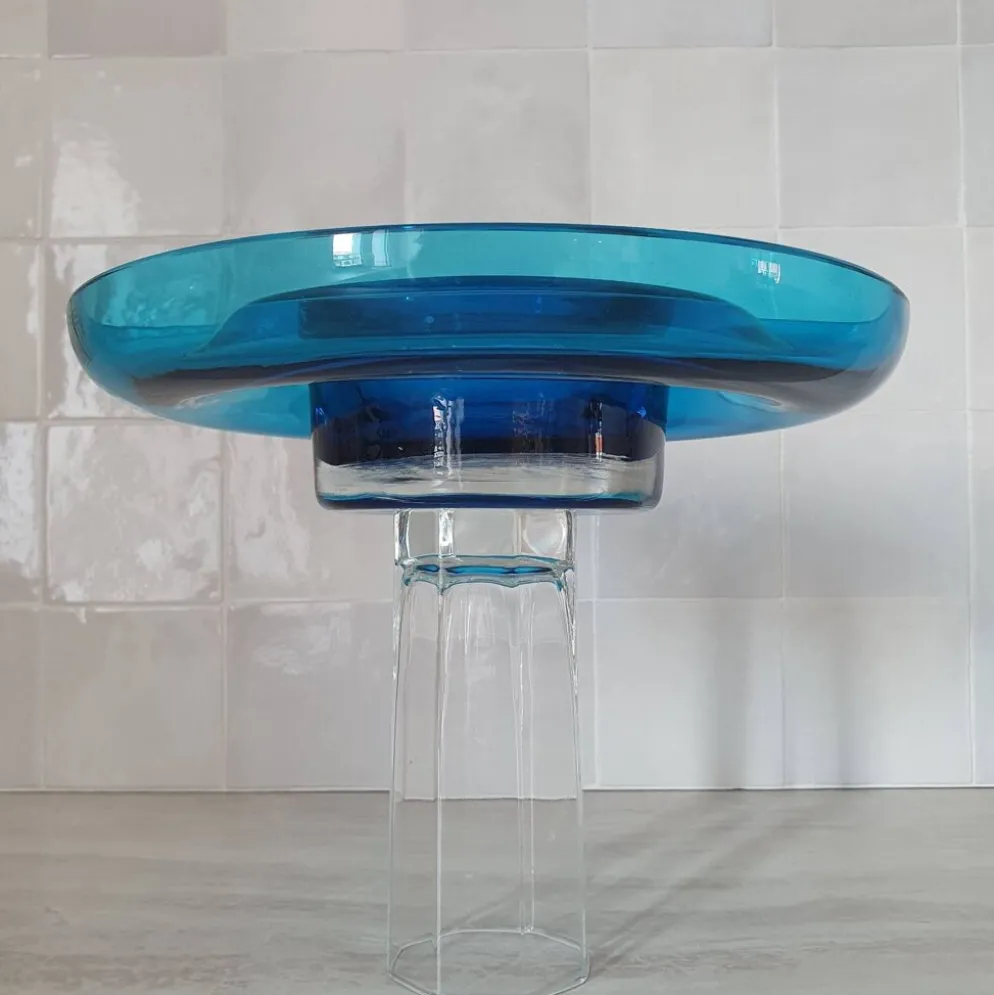 Coupe ronde en verre bleu Murano par Venini / signé