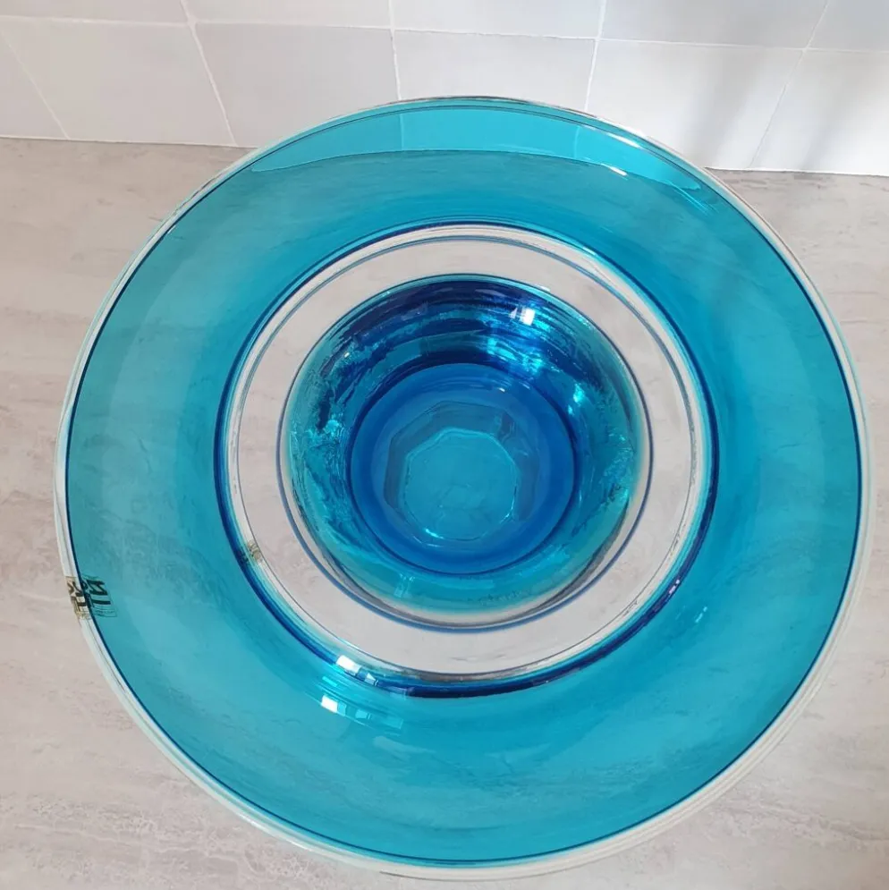 Coupe ronde en verre bleu Murano par Venini / signé