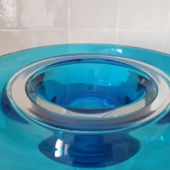 Coupe ronde en verre bleu Murano par Venini / signé
