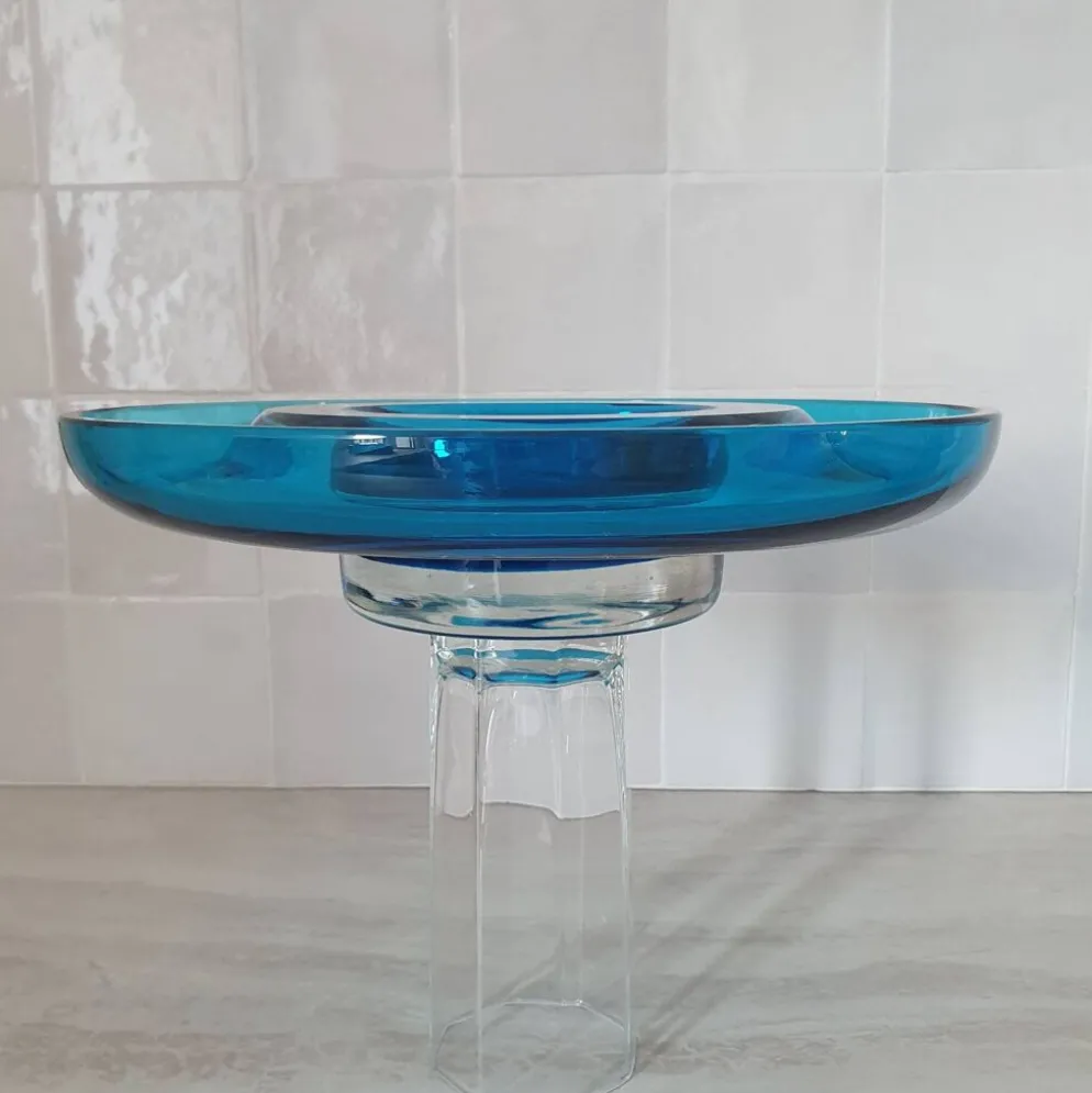 Coupe ronde en verre bleu Murano par Venini / signé