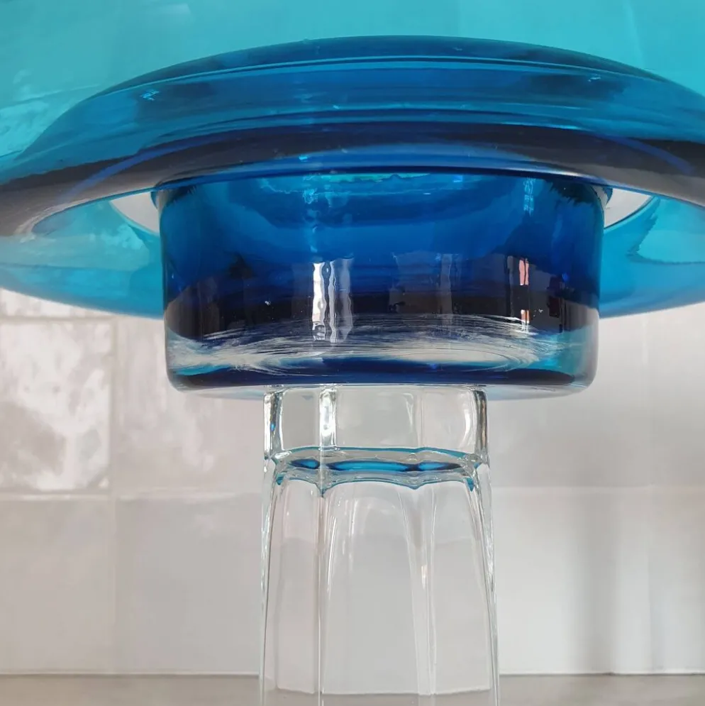 Coupe ronde en verre bleu Murano par Venini / signé
