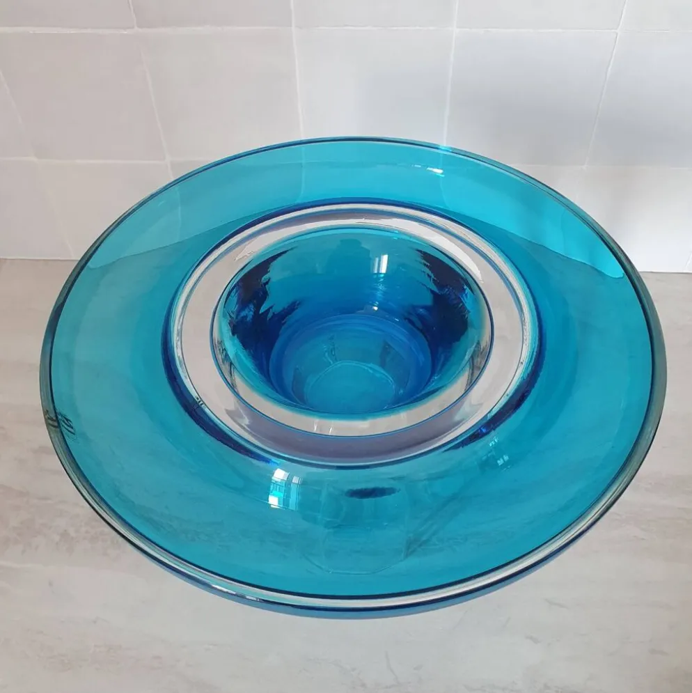 Coupe ronde en verre bleu Murano par Venini / signé