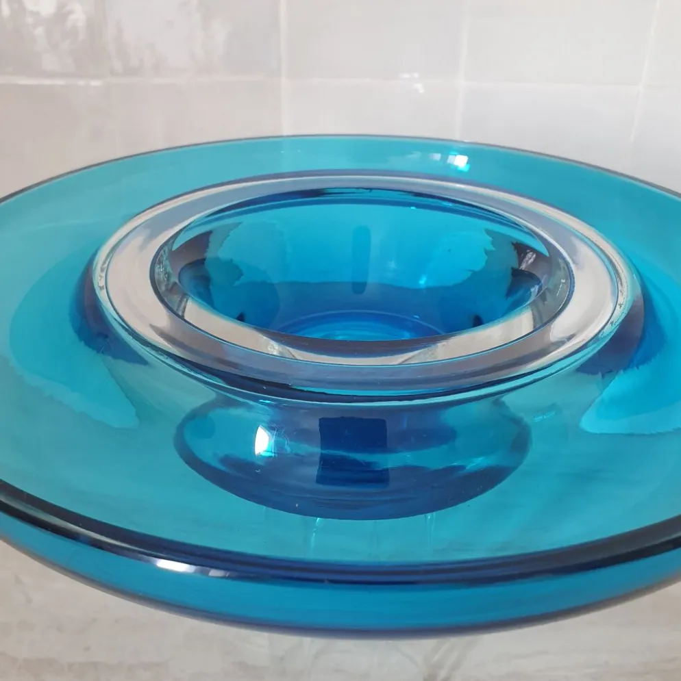 Coupe ronde en verre bleu Murano par Venini / signé