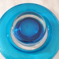 Coupe ronde en verre bleu Murano par Venini / signé