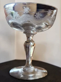 8 coupes à champagne en verre gravé Meisenthal, Art Déco