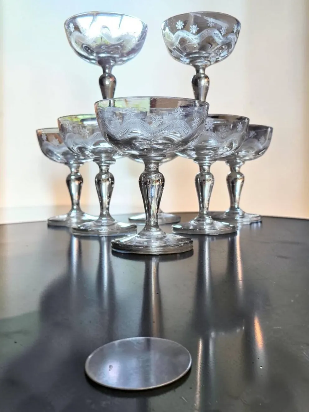 8 coupes à champagne en verre gravé Meisenthal, Art Déco