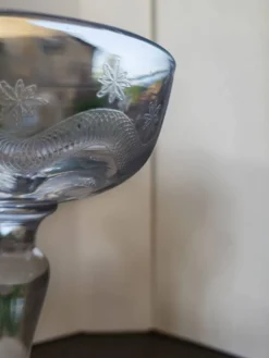 8 coupes à champagne en verre gravé Meisenthal, Art Déco
