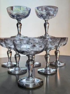 8 coupes à champagne en verre gravé Meisenthal, Art Déco