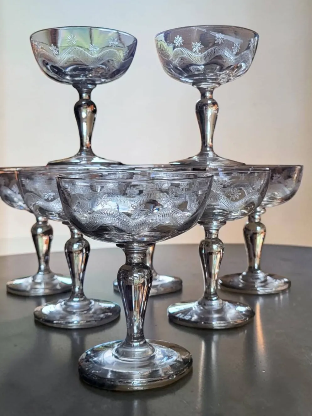 8 coupes à champagne en verre gravé Meisenthal, Art Déco