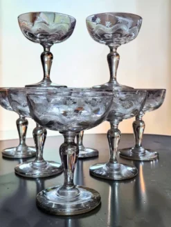 8 coupes à champagne en verre gravé Meisenthal, Art Déco