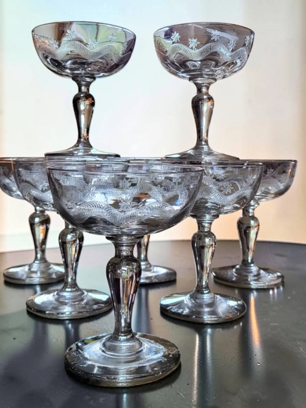 8 coupes à champagne en verre gravé Meisenthal, Art Déco