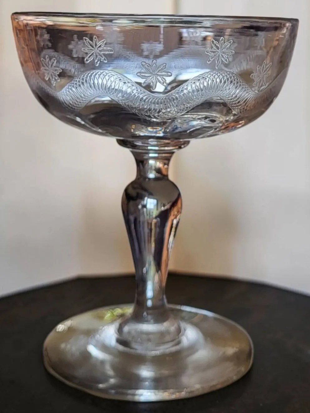 8 coupes à champagne en verre gravé Meisenthal, Art Déco