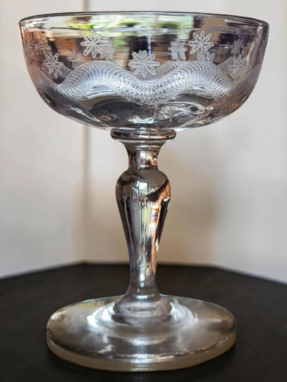 8 coupes à champagne en verre gravé Meisenthal, Art Déco
