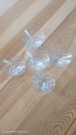 5 coupes à champagne en verre taillé