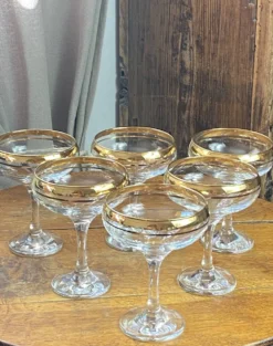 Coupes à champagne ou cocktails en verre avec dorure