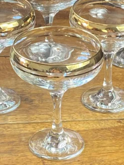 Coupes à champagne ou cocktails en verre avec dorure