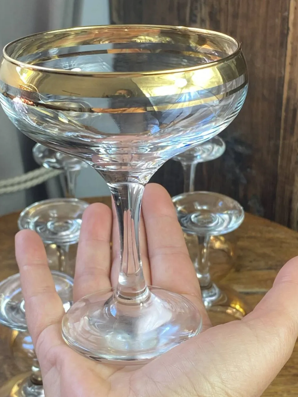 Coupes à champagne ou cocktails en verre avec dorure