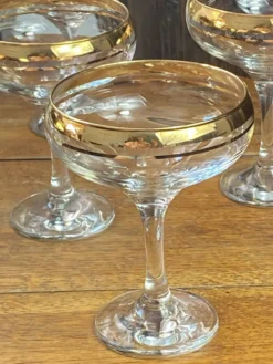 Coupes à champagne ou cocktails en verre avec dorure
