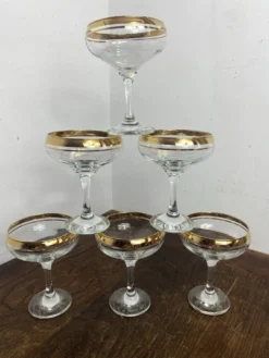 Coupes à champagne ou cocktails en verre avec dorure