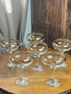 Coupes à champagne ou cocktails en verre avec dorure