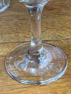 Coupes à champagne ou cocktails en verre avec dorure