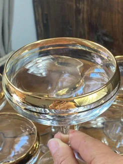 Coupes à champagne ou cocktails en verre avec dorure