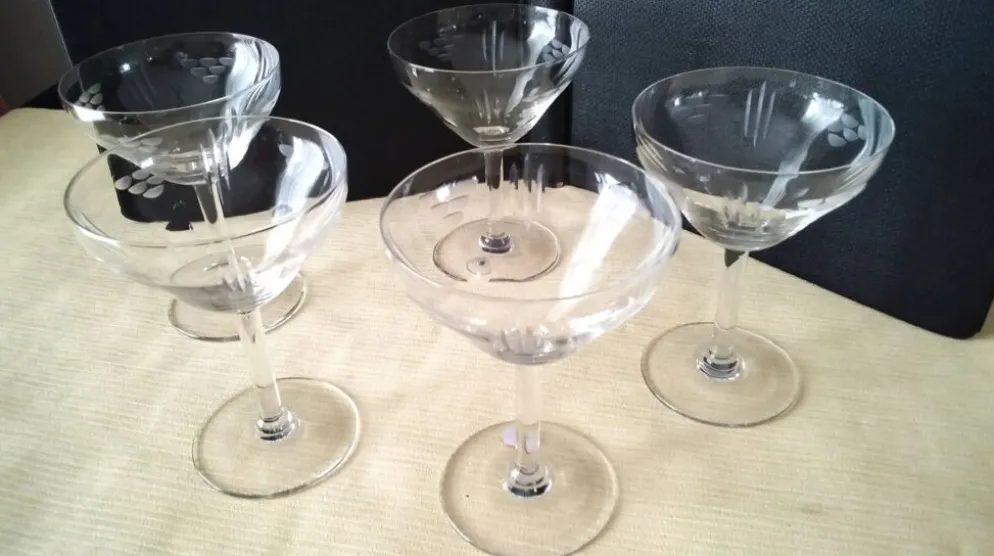 5 Coupes à champagne Vintage en verre Décor gravé