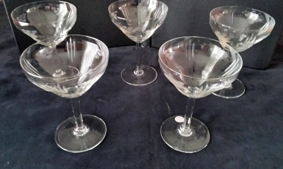 5 Coupes à champagne Vintage en verre Décor gravé