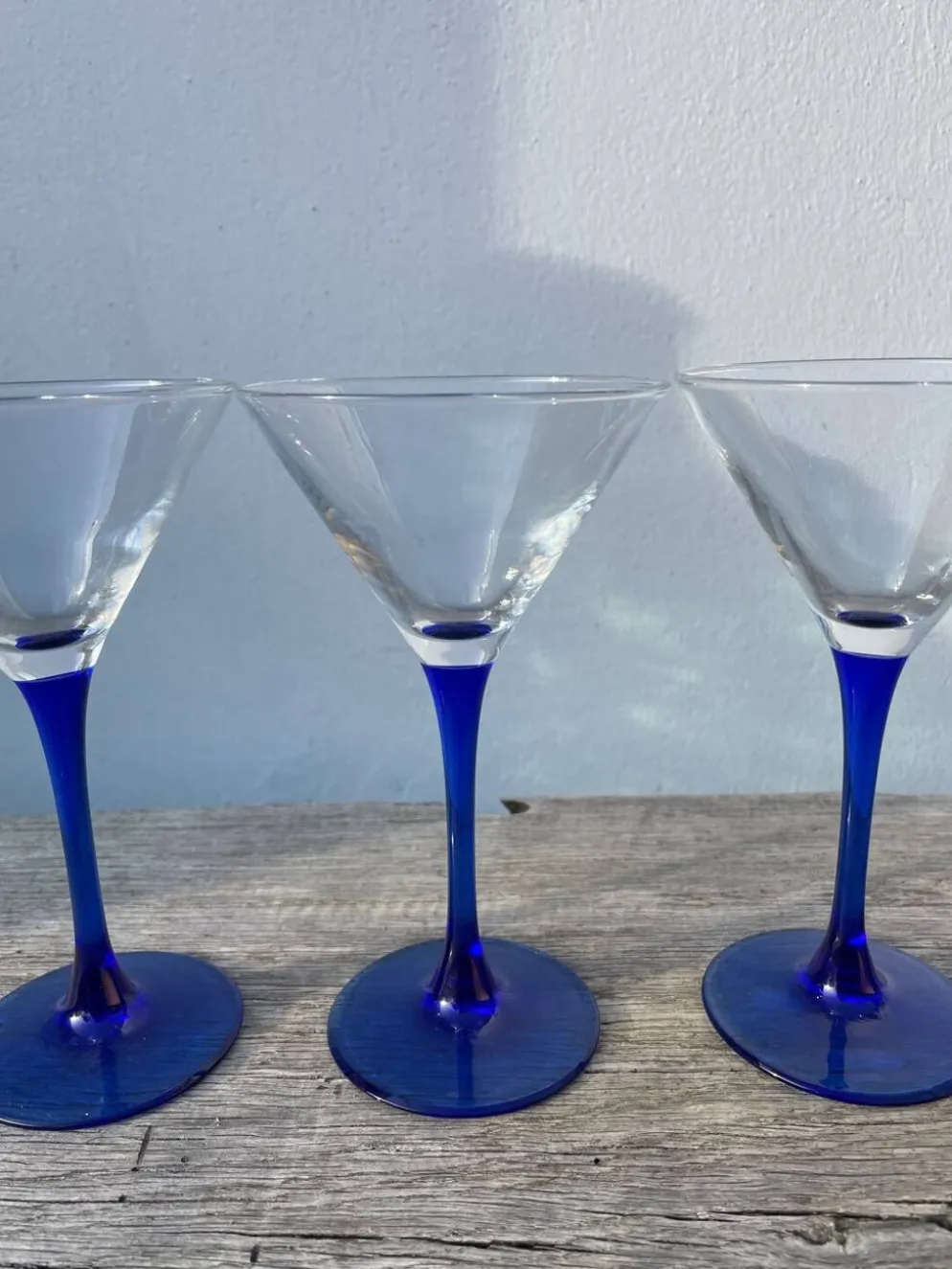 6 coupes à cocktails en verre bleu 1980