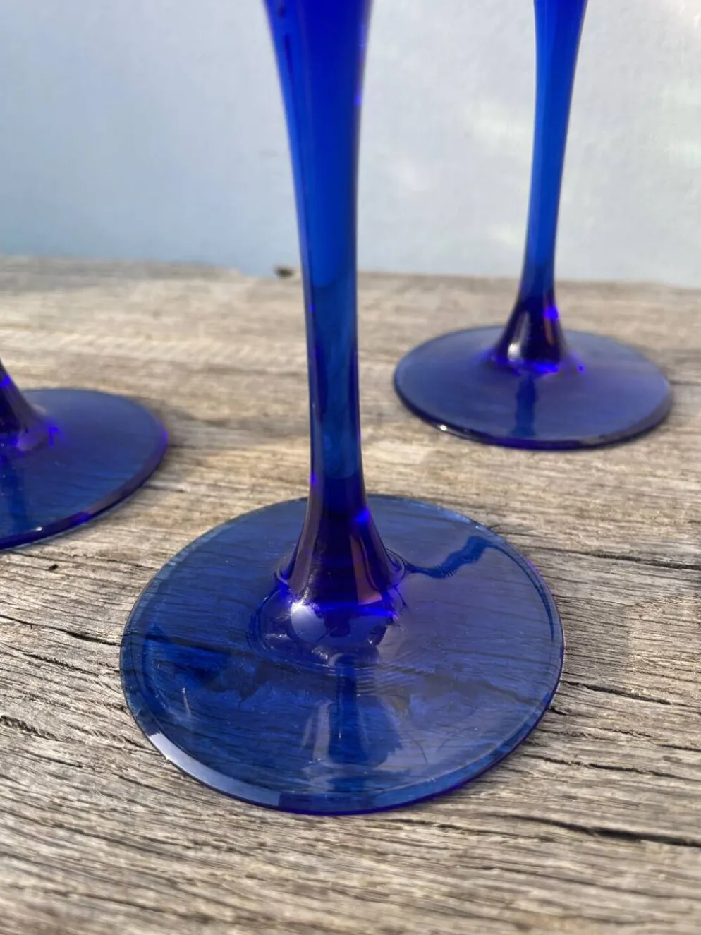 6 coupes à cocktails en verre bleu 1980