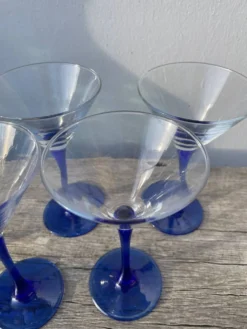 6 coupes à cocktails en verre bleu 1980