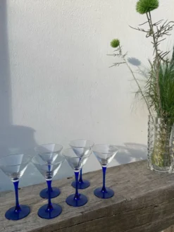 6 coupes à cocktails en verre bleu 1980