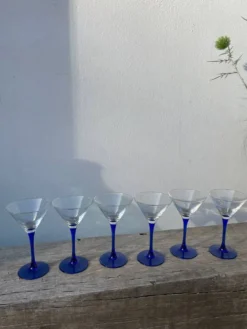 6 coupes à cocktails en verre bleu 1980