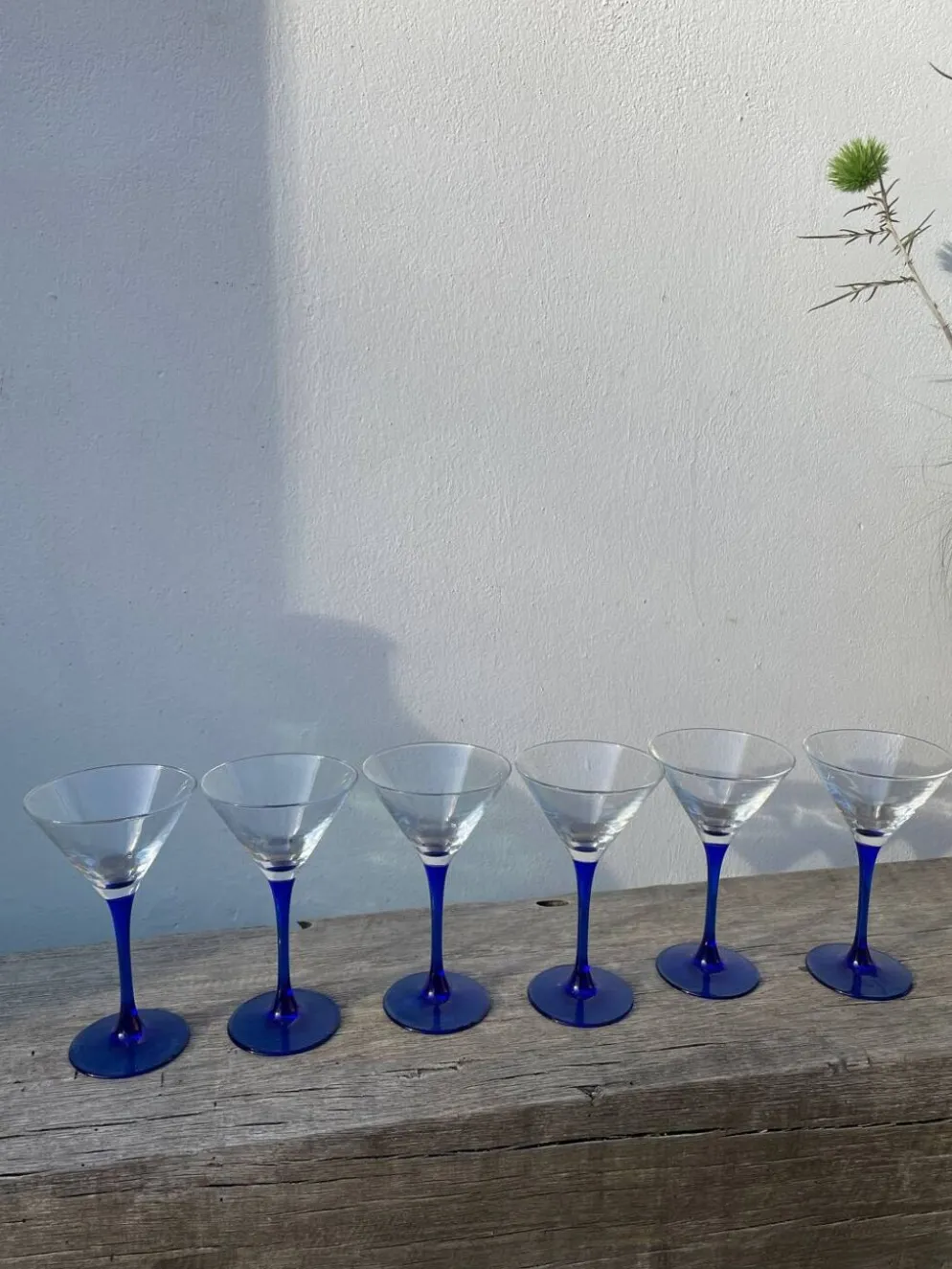 6 coupes à cocktails en verre bleu 1980