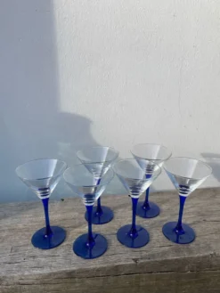 6 coupes à cocktails en verre bleu 1980