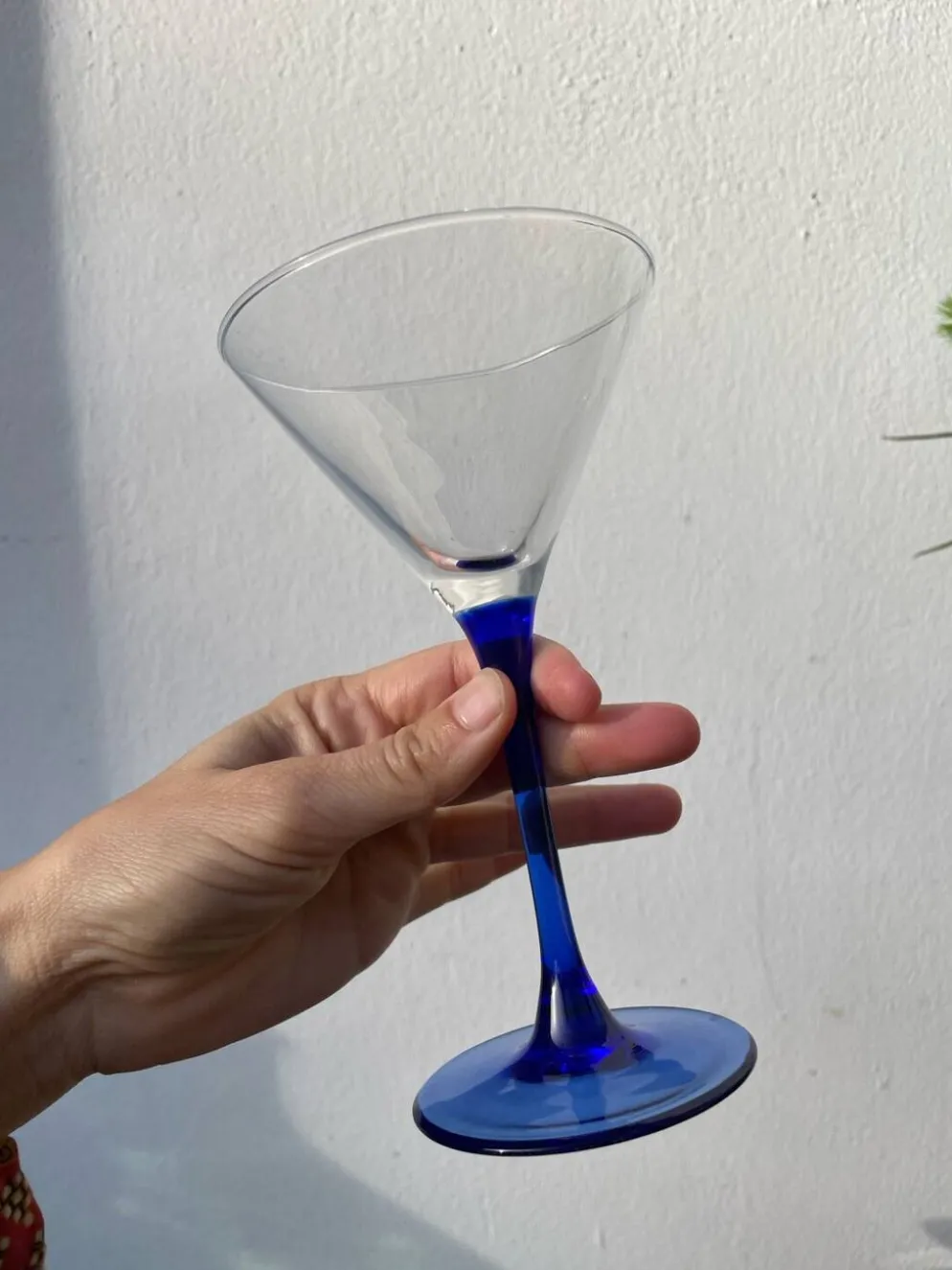 6 coupes à cocktails en verre bleu 1980