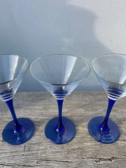 6 coupes à cocktails en verre bleu 1980
