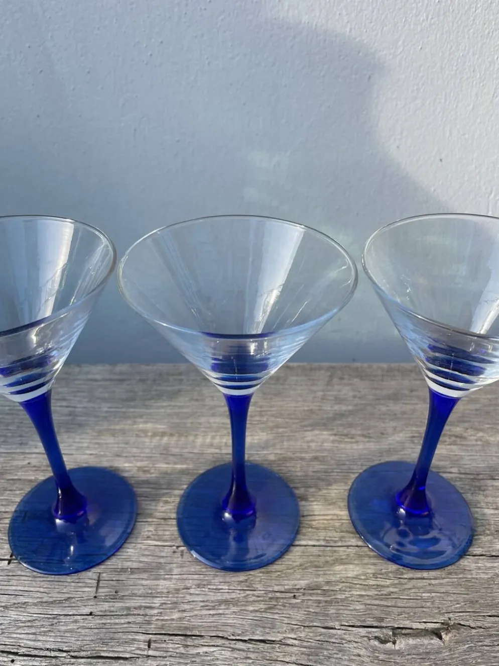 6 coupes à cocktails en verre bleu 1980